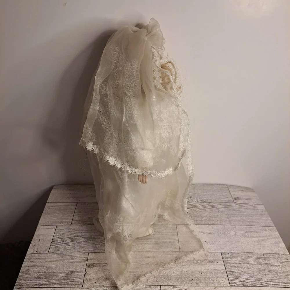 Vintage 12.5 Porcelain Bride Doll - Picture 6 of 6